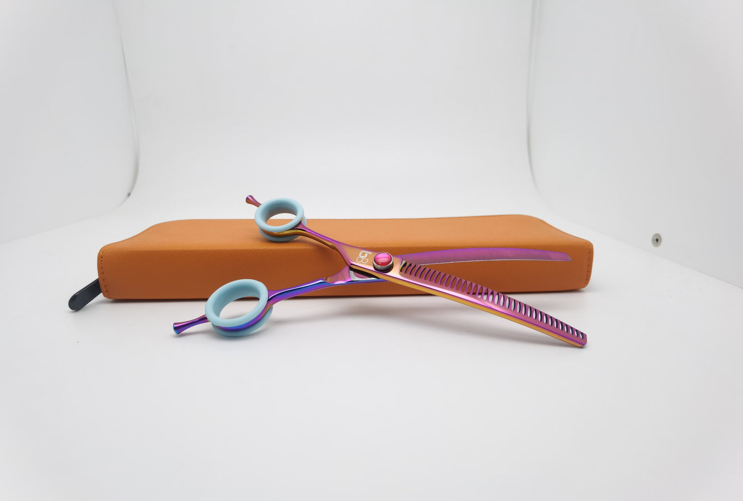 BBold 8.0" Rainbow Curved Thinning Shear – Rainbow with Light Blue Ring Inserts